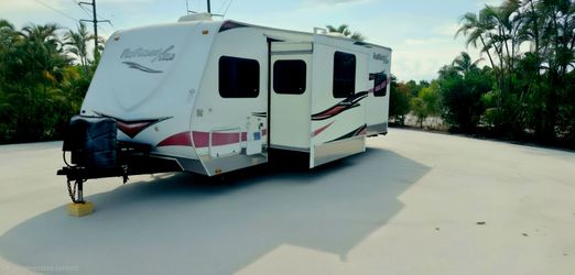 2012 Funfinder travel trailer low miles.