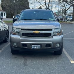 2007 Chevrolet Avalanche, W/ new rims and head lights.