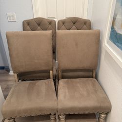 Set Of 4 Light Brown Dinning Chairs $150