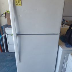 General Electric Top Mount Refrigerator In Pristine Condition