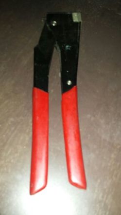 Craftsman rivet tool
