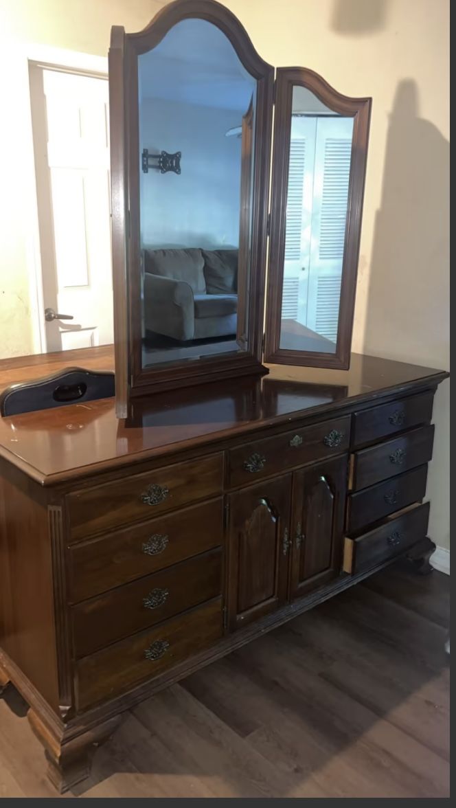 Dresser With Mirror