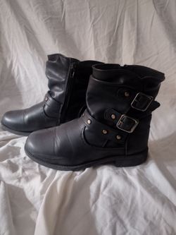 Boots/ shoes size 3