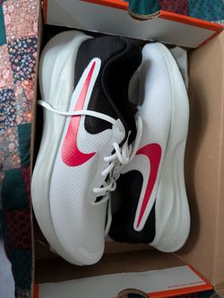 New Nike running shoe. Size 11