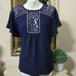 Women's Top Size Medium. 