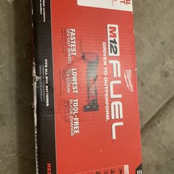 M12 FUEL 12-Volt Lithium-Ion Cordless Oscillating Multi-Tool Kit with 4.0 Ah Battery, Charger, Accessories and Tool Bag