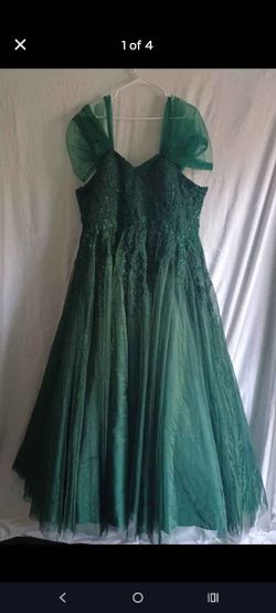 


Stunning Emerald Green JVN by Jovani Gown – Size 24