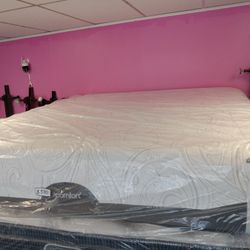 KING MATTRESS AT $500. LOCATED 271 SOUTH MAIN ST WOONSOCKET,https://offerup.com/redirect/?o=V09PTlNPQ0tFVC5ERUxJVkVSWQ== AVAILABLE 