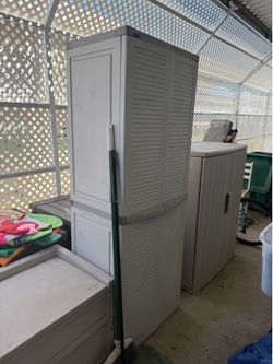 Storage locker container