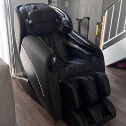 Luxury Massage Chair from Bob’s Discount Furniture – Like New –
