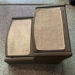 Pet Gear Easy Step II pet stairs non slip surface like new condition sturdy heavy duty plastic frame Wide deep stairs for comfortable climbing.  Remov
