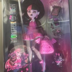Monster High Draculaura Fashion Doll with Pet Count Fabulous and Accessories 