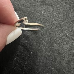 14 Kt Center Diamond Ring