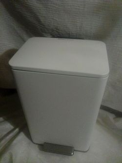 New step can with air filter cartridge holder