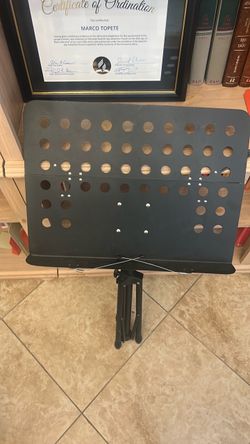 Adjustable music stand