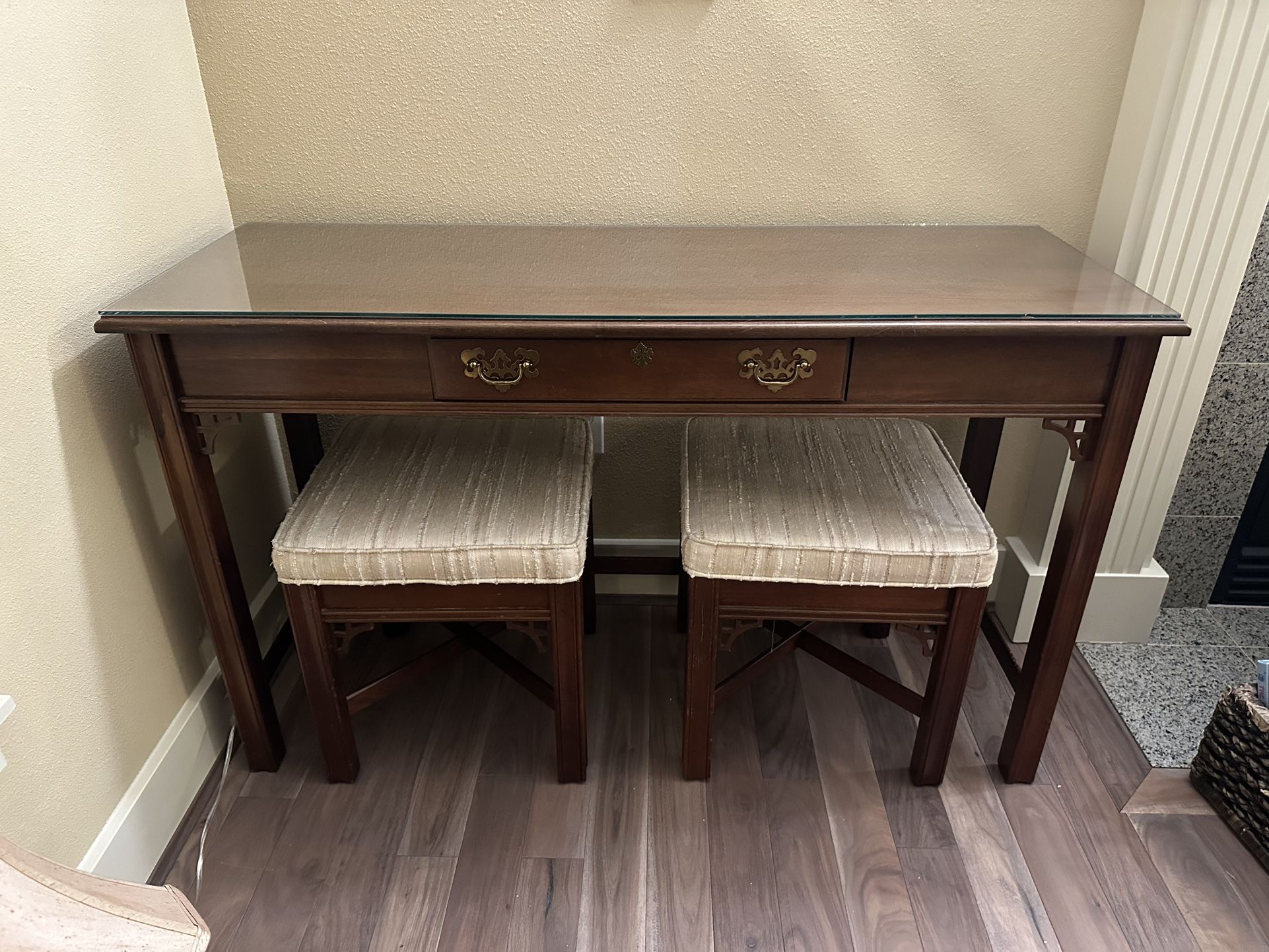 Broyhill Set Of 5 Matching Tables