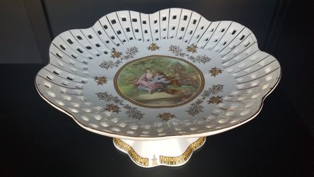 Pedestal dish