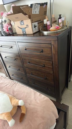 Dresser 8 drawers