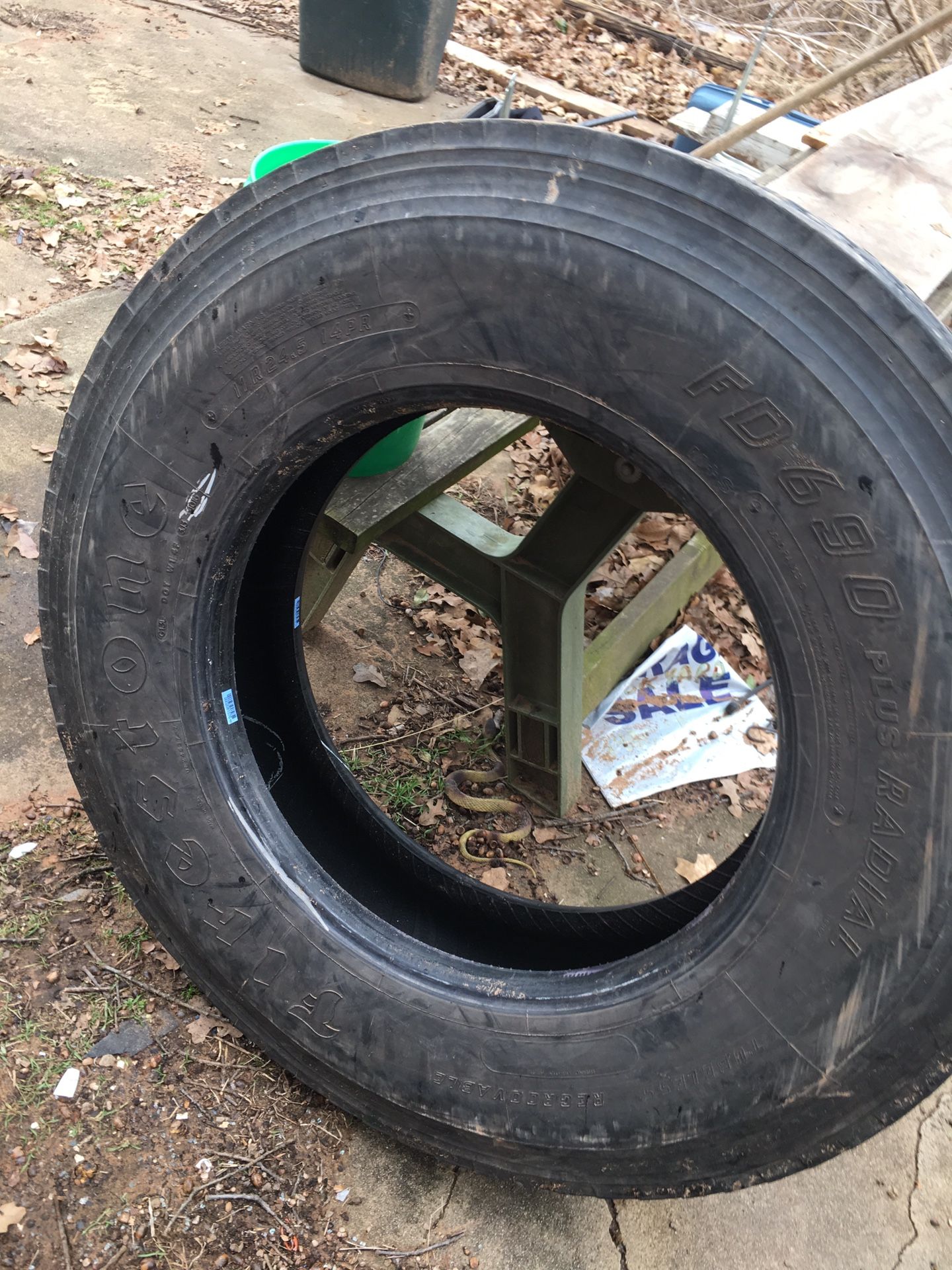 Semi trailer tire