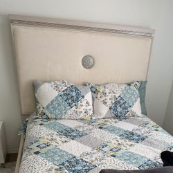 ✨ Beautiful White Queen Bedroom Set – Great Condition! ✨