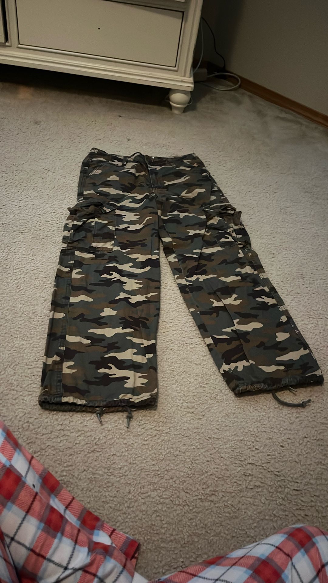 Camo baggy cargo pants (levi)