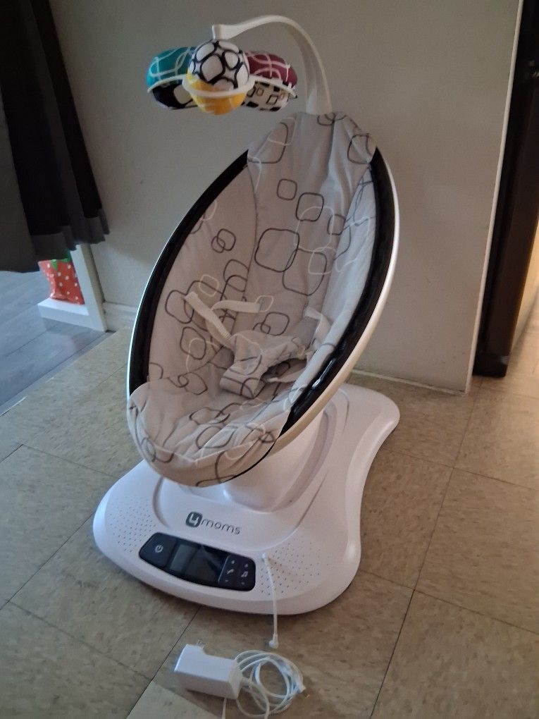 4 Moms Swing/ Like New