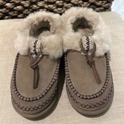 Women’s UGG slippers size