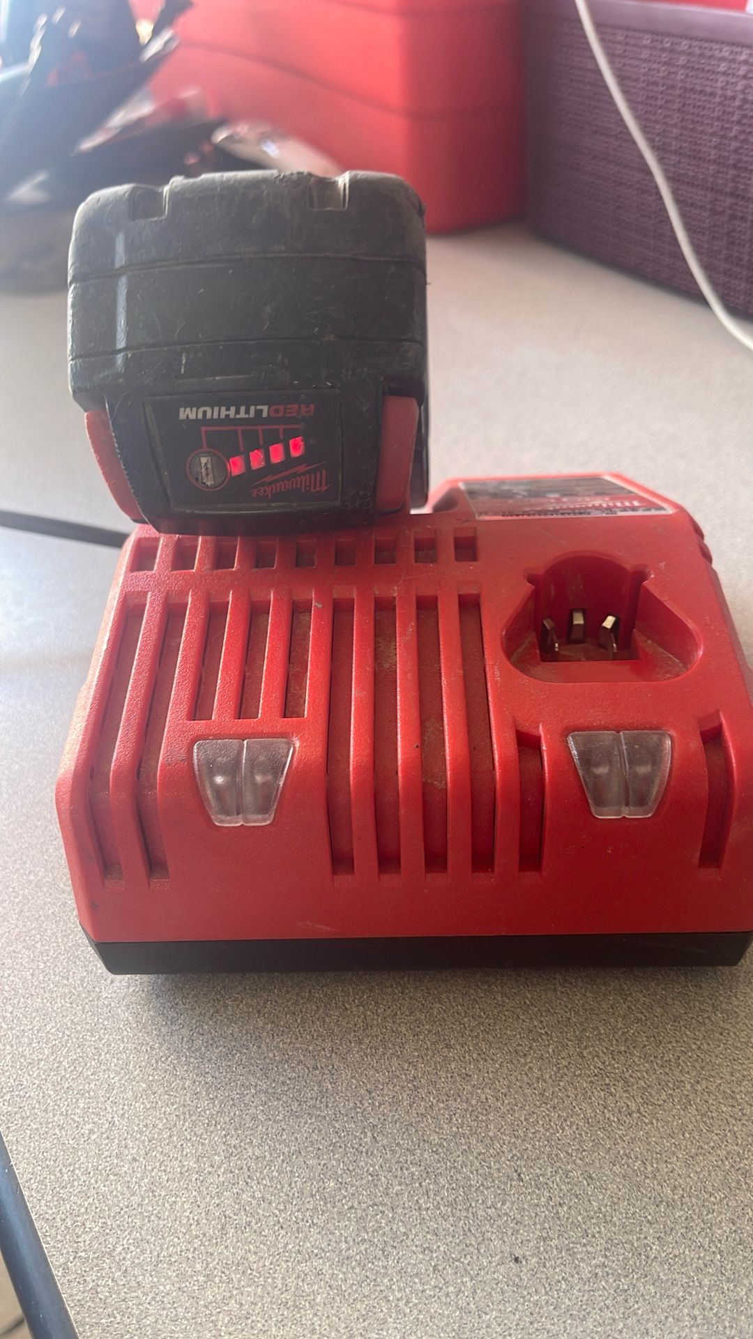 Batería y cargador Milwaukee 18 V buenas condiciones