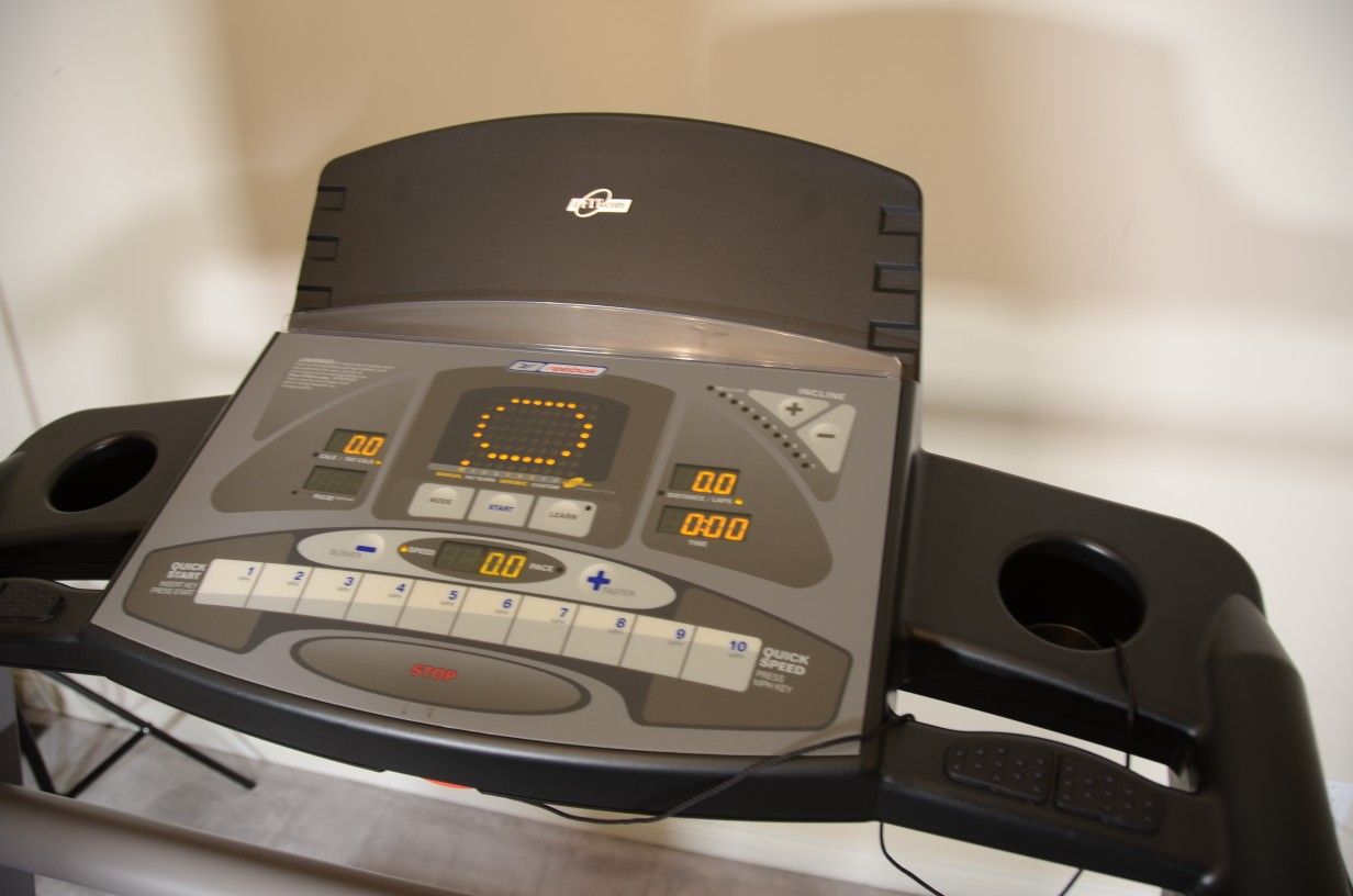 Reebok V1000 Treadmill For Home Folding for Sale in Glendale CA OfferUp