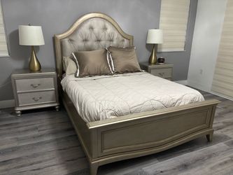 Beautiful queen size bedroom set