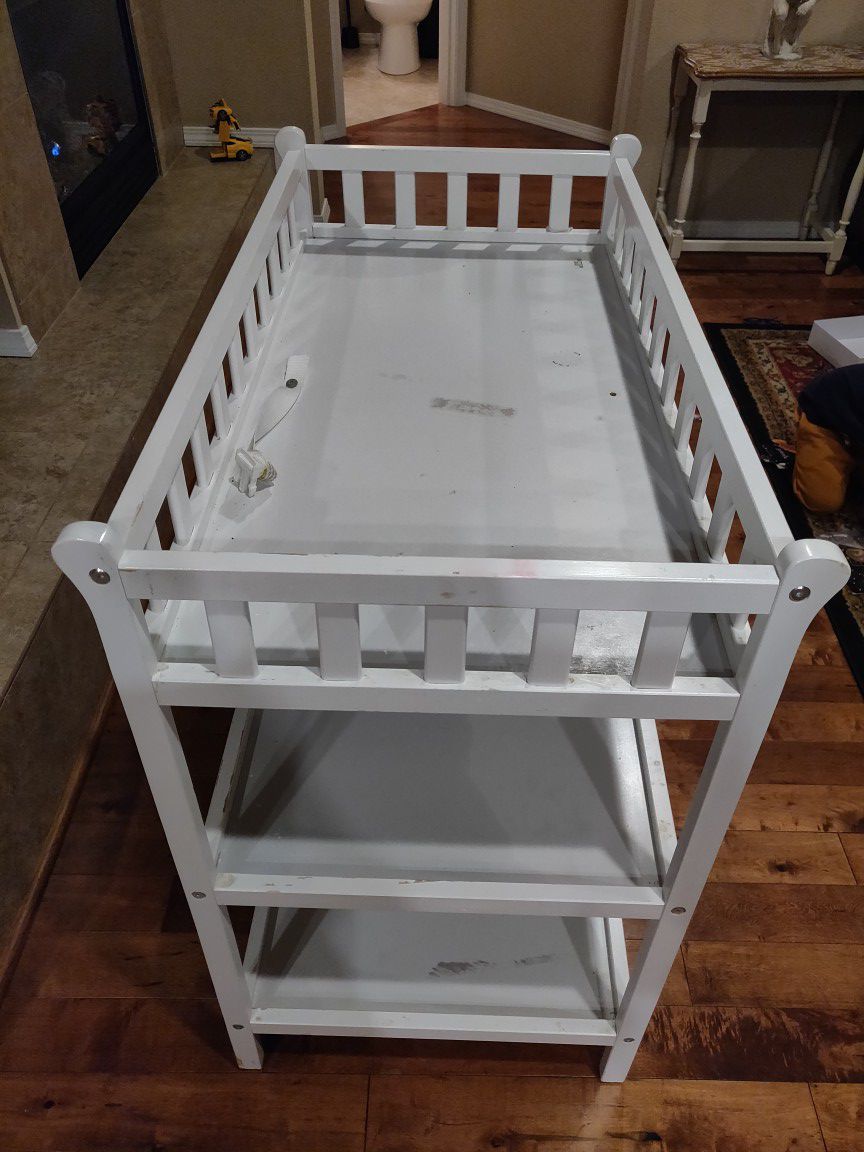 Diaper changing table white