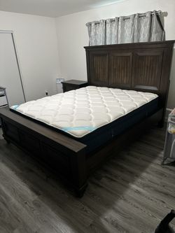 Cama King Con Colchón Y Buró Incluido 