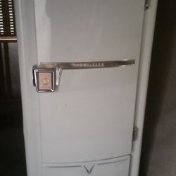 UP FOR SALE IS A BEAUTIFUL VINTAGE 1960'S FOSTER FOODIE SUBZERO 5 SHELF FREEZER