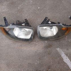 03-05 Cavalier Headlights 60$ Obo