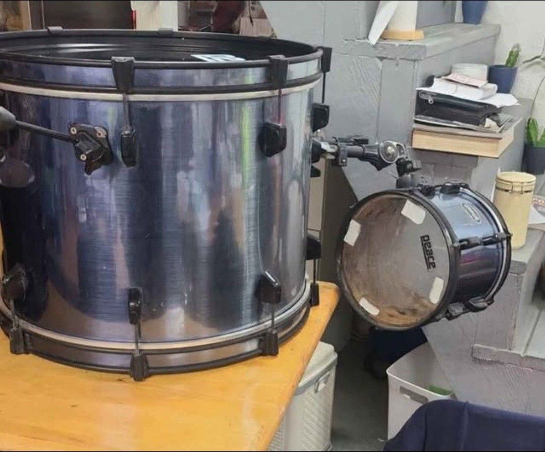 Peace Drum Set.
Has Four Pieces.
Project set.
Apart from the Bass and the Snare I don't know what the others are called. Snare is missing top.
