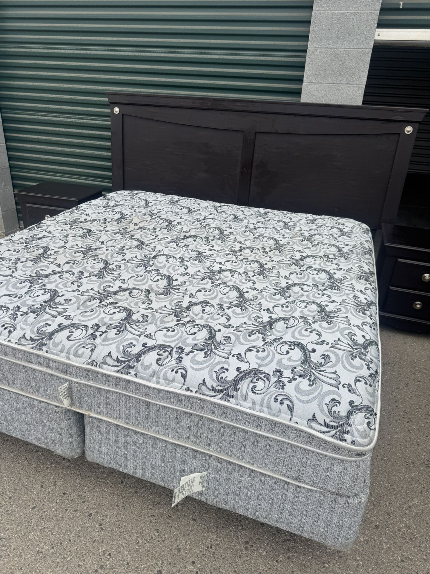 Cama King Con Base De Metal Y Mesitas De Noche / King Bed Size With Metal And Nightstands $250 For Set