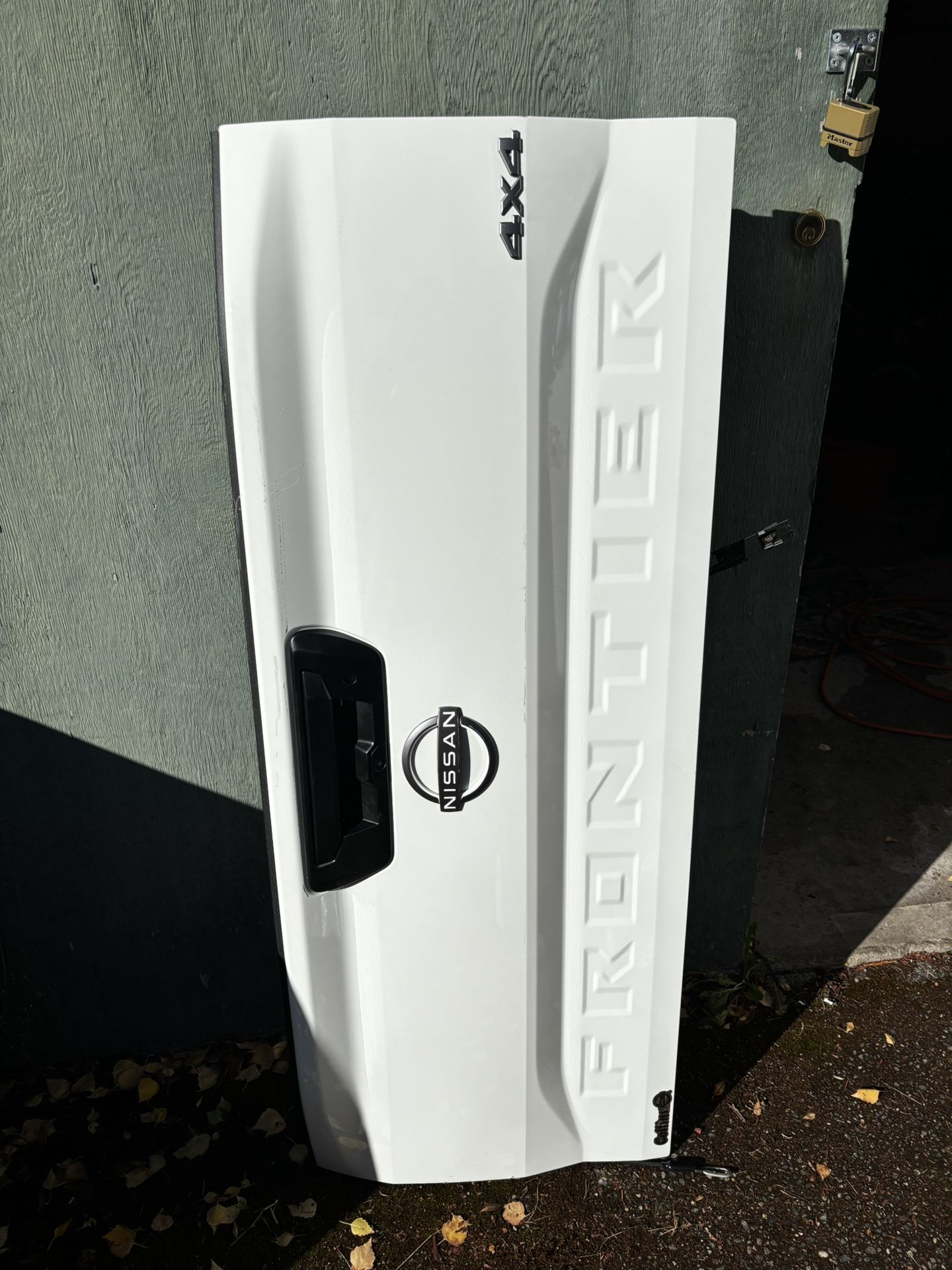 2024 Nissan Frontier Tailgate – White, OEM, Excellent Condition (4x4, w/ Camera Wiring)