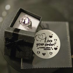 NEW Size 7 Nightmare Before Christmas Ring
Comes with the black ring box that you see in the pictures. Also comes with a black cleaning cloth. 