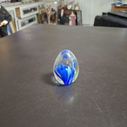 Vintage Murano Style Paperweight Beautiful Blue Crocus Blossom Egg Form 2.25" Tall 