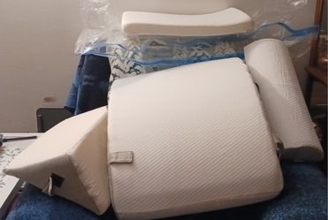 NEW 4 PIECE MEMORY FOAM WEDGE SUPPORT PILLOWS ONLY OUT OF BAG FOR PHOTO