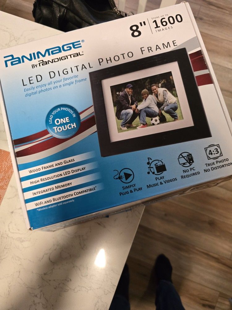 PanImage 8" Digital Photo Frame by Pandigital 🖼️