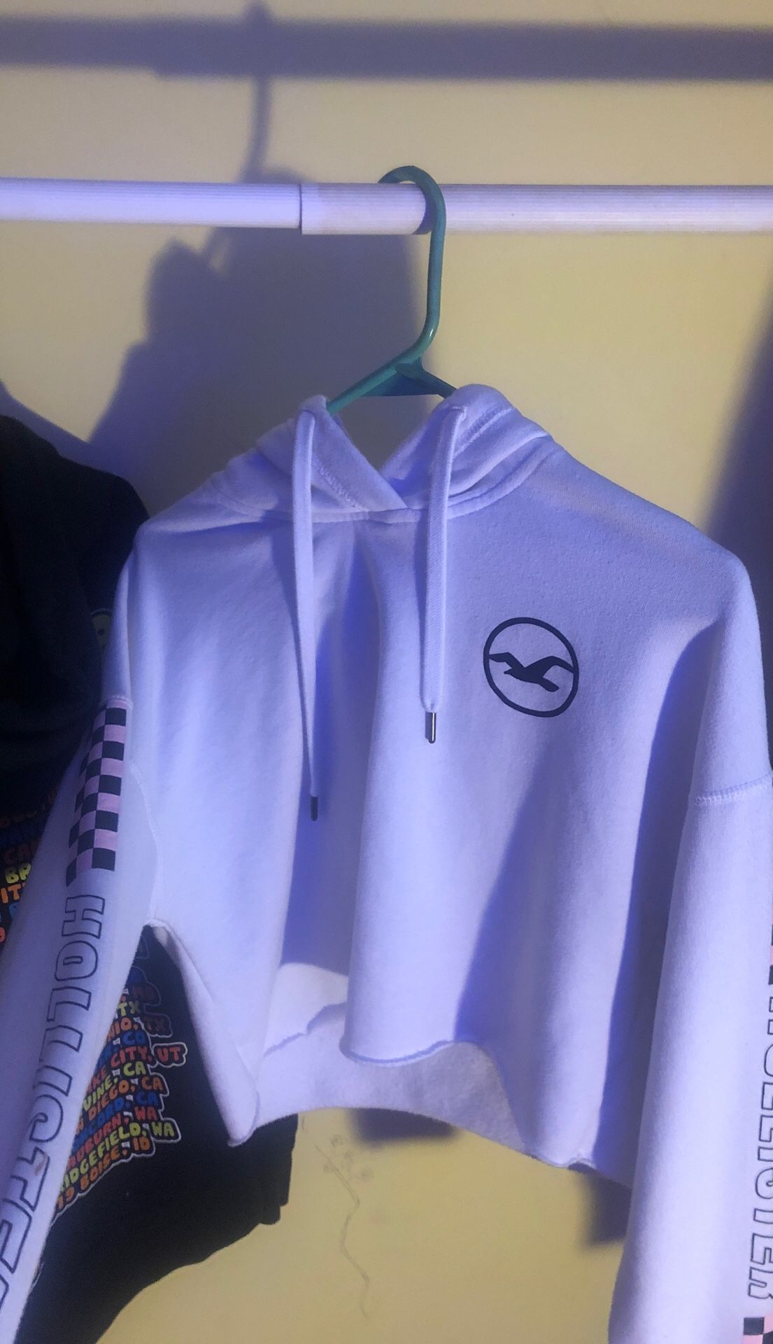 white hollister cropped hoodie