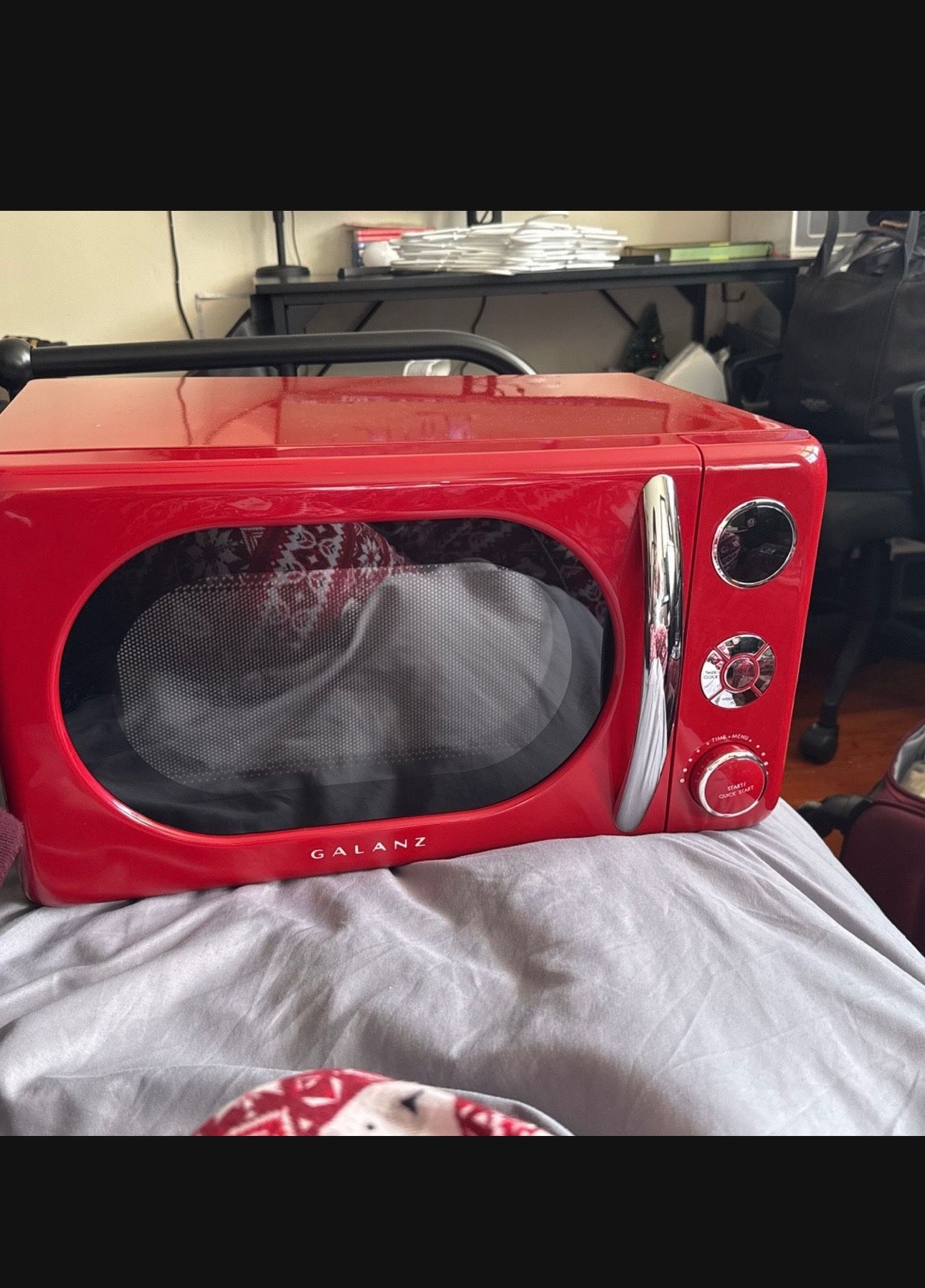 Galanz 0.7 Cu ft Retro Countertop Microwave Oven