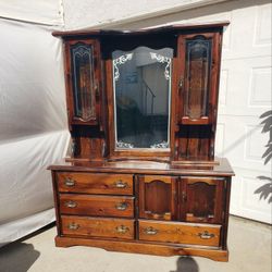 Vintage Dresser With Mirror And Lights 