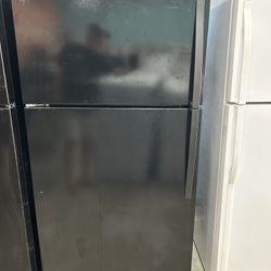 Very Nice 22 Cu Ft Black Top Freezer Refrigerator 