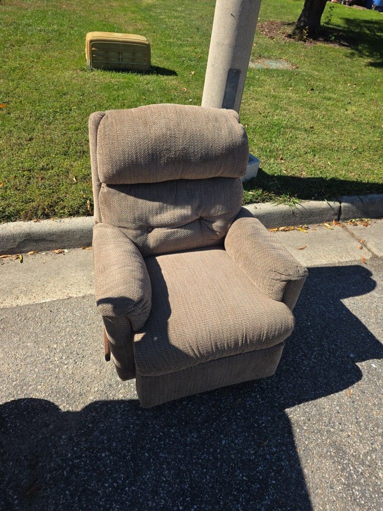 Free Recliner. FCFS