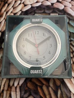Raven Quartz Analog Alarm Clock