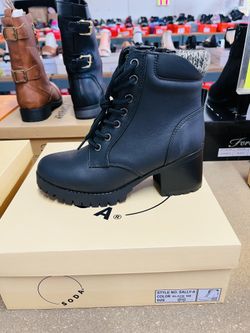 Beautiful Woman Boots $28 Soda Brand 