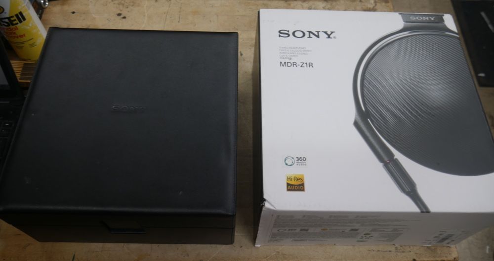 Sony MDR-Z1R Stereo Headphones with cord and case pre owned . tested. in a good working order.