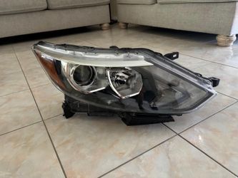 2019 Nissan rogue sport passenger side headlight,